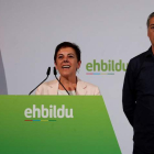 Mertxe Aizpurua y Oscar Matute. JAVIER ECHEZARRRETA