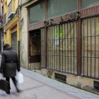 Calle Escalerillas, en las inmediaciones de la plaza Mayor, antes comercial; ahora sólo quedan abiertos bares. SECUNDINO PÉREZ