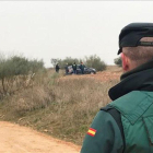 Un Guardia Civil buscando pistas en el lugar donde se encontró el cuerpo