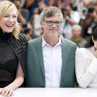 El director de cine Todd Haynes entre las actrices Cate Blanchett y Rooney Mara en su presentación en Cannes