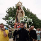 Vecinos de Bercianos llevan a hombros la imagen de la Virgen de Perales.