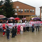 Padres, alumnos, vecinos, autoridades locales y representantes del sindicato UGT se concentraron a las puertas del colegio.