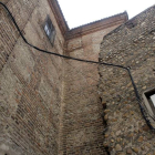 Cables sobre el castillo de León del Arco de la Cárcel