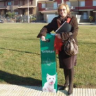 Manoli Ordás junto al espacio para perros Toilekan.