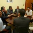 Directivos del Musel, el regidor de Toral y el presidente del Consejo Comarcal en la reunión de ayer