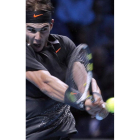 Rafael Nadal responde una bola ante el suizo Roger Federer.
