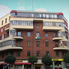 Fachada del edificio número 18 de la Avenida de Roma y detalle de la placa colocada por el Colegio de Arquitectos.