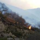 Aspecto que presentaba el incendio a última hora de la tarde de ayer, en una de las zonas afectadas