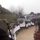 El alcalde de Carucedo, denunciado por la Fiscalía por la cantera de Catisa, dirigiéndose ayer a los