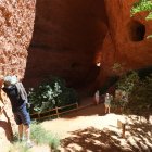Vistantes al pie de una de las galerías de Las Médulas, en una imagen reciente. ANA F. BARREDO