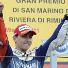 El piloto español de Yamaha, Jorge Lorenzo, celebra en el podio la victoria conseguida en el Gran Premio de San Marino disputado en el circuito italiano de Misano el 4 de septiembre de 2011.