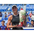 Garbiñe Muguruza posa con su trofeo tras ganar a Simone Halep en la final.- TANNEN MAURY