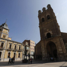 La plaza Mayor, con el Consistorio y la iglesia de Santa María.