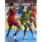 Tracy Reid defiende a la jugadora del Mann Filter Estela Royo