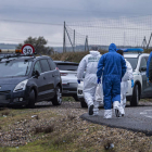 La Policía Judicial de la Guardia Civil en el, lugar del crimen. ÁNGELES VISDÓMINE