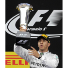 El piloto británico de Mercedes, Lewis Hamilton, celebra su victoria en el Gran Premio de España de Fórmula Uno que se ha disputado hoy en el circuito de catalunya en Montmeló (Barcelona).