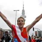 Julio Rey, exultante, tras vencer con rotundidad en el maratón de Hamburgo