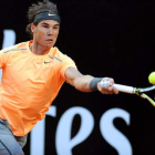 El tenista español Rafael Nadal devuelve la bola al alemán Florian Mayer.