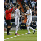 Cristiano Ronaldo en el momento en que sale al terreno de juego para sustituir a su compañero, Karim Benzema.
