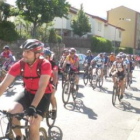 Los participantes pedalean tranquilos por las calles de Sabero.