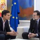El líder del PSOE, Pedro Sánchez, y el presidente del Gobierno, Mariano Rajoy. LUCA PIERGIOVANNI