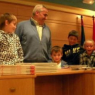 El alcalde entrega los libros de texto a los alumnos del colegio público de Villamanín.