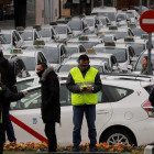Concentración de taxistas madrileños en las inmediaciones del recinto ferial de Ifema, en el segundo día de huelga. CHEMA MOYA