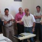 Argimiro Alonso, a la izquierda, recibiendo la placa conmemorativa