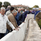 Los vecinos se manifestaron el miércoles contra el corte de un carril del puente. MARCIANO PÉREZ