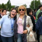 La presidenta de la Diputación, Isabel Carrasco, posa junto con varios residentes del Sagrado Corazó