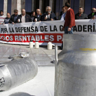 Un brindis con leche y una pancarta se sumaron a la segunda protesta, que tuvo como polémica con la seguridad privada la entrega de leche a la Junta. FERNANDO OTERO