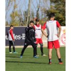 Rubén de la Barrera dando instrucciones a sus jugadores durante un entrenamiento. DL