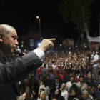 Erdogan se dirige a sus seguidores, ayer, en Estambul.