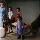 «Mujeres en Mí», 2010. Ropa cosida y bordada.  10 x 6 pies.