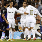 Cristiano Ronaldo celebra con sus compañeros Higuaín y Özil su tercer gol ante el Rayo.