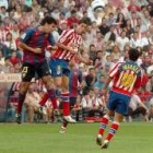 Oleguer disputa un balón por alto, uno de los puntos flacos de los catalanes, con Fernando Torres