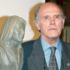 Julio López con la escultura que hizo de la reina. MANUEL H. DE LEÓN