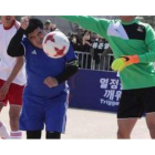 La jugada se produjo durante un partidillo amistoso en Corea junto a Aimar.