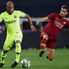 El barcelonista Rafinha intenta controlar el balón ante la presencia de Pellegrini. SMITH