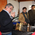 Los alumnos escuchan al ponente en una clase sobre apicultura.