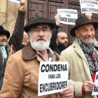 Imagen de la manifestación de los ex seminaristas de La Bañeza frente al Obispado de Astorga. J. CASARES
