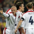 Beckham exhibe su enfado en una jugada, aunque después intentó apaciguar los ánimos de su selección