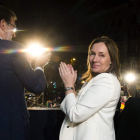 Rajoy saluda desde el balcón de Génova a los simpatizantes del PP junto a su mujer, Elvira Fernández, y Sáenz de Santamaría.