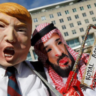 Activistas caracterizados como Trump y Bin Salmán protestan ante el Departamento de Estado de EEUU, reclamando sanciones contra Arabia Saudí por la muerte de Khashoggi