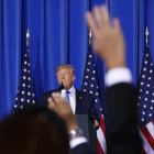 Periodistas levantan la mano para preguntar al presidente de EEUU, Donald Trump, en la rueda de prensa posterior a la clausura del G-20 en Osaka.