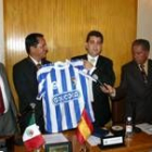 El alcalde de Pachuca, Alberto Meléndez, recibe la camiseta de la Deportiva de manos de Riesco
