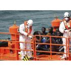 Miembros de Salvamento Marítimo rescatando a inmigrantes. A.CARRASCO RAGEL