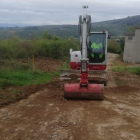 Maquinaria trabajando en el camino de Villar a Campo. DL
