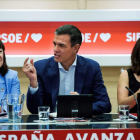 Cristina Narbona, Pedro Sánchez y Adriana Lastra durante la reunión de la ejecutiva. LUCA PIERGIOVANNI