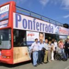 El autobús de campaña del PP ayer, escoltado por el alcalde y los miembros de su equipo de gobierno
